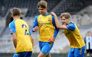 Video: Sao trẻ 16 tuổi ghi 3 bàn thắng y hệt nhau vào lưới U23 Newcastle