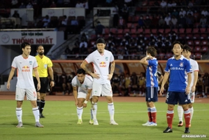 VIDEO: Hữu Tuấn mắc sai lầm tai hại khiến HAGL chịu quả 11m