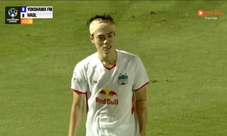 Văn Toàn đổ máu sau pha va chạm với thủ môn Yokohama