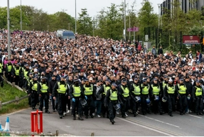 VIDEO: Khó tin với số lượng CĐV Eintracht Frankfurt tới London