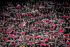 CĐV Feyenoord cà khịa CĐV Marseille trong trận đấu tại Conference League