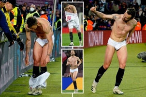 VIDEO: Cựu sao Barca cởi hết quần áo tặng fan