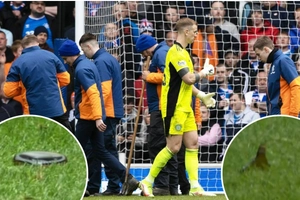 VIDEO: Trận Rangers vs Celtic bị tạm dừng do yêu cầu từ Joe Hart