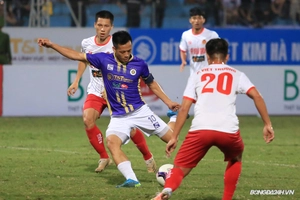 Văn Quyết lập siêu phẩm ghi bàn ở vòng 9 V-League