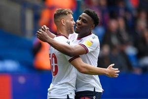 Video: Xoạc bóng ghi bàn từ khoảng cách 40 mét