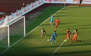 VIDEO: Sao U23 Singapore sút ra ngoài trước khung thành trống