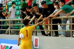 Hồ Văn Ý có hành động đẹp với fan