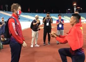 VIDEO: Nhà vô địch SEA Games 31 cầu hôn bạn gái sau khi nhận huy chương