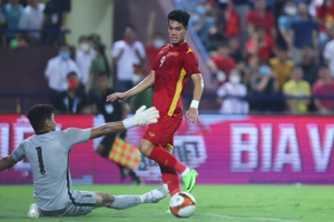 VIDEO: Tiến Linh bỏ lỡ cơ hội ngon ăn trước khung thành U23 Malaysia