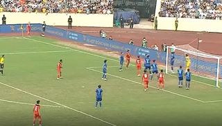 VIDEO: Xà ngang từ chối siêu phẩm đá phạt góc thành bàn của U23 Indonesia