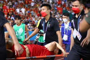 Hậu vệ U23 Việt Nam dính chấn thương nặng?