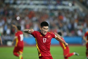 VIDEO: Nhâm Mạnh Dũng đánh đầu tung lưới Thái Lan