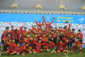 VIDEO: Khoảnh khắc U23 Việt Nam hát vang quốc ca sau khi vô địch SEA Games 31