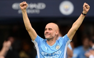 VIDEO: Pep cởi hết quần áo, ăn mừng lầy lội cùng Man City