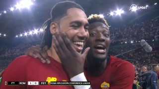 VIDEO: Smalling nhận cái hôn bất ngờ đến từ Abraham