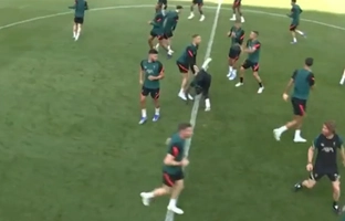 VIDEO: Sadio Mane ngã sấp mặt trong buổi tập mới nhất của Liverpool