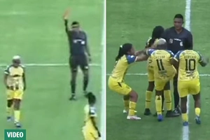 VIDEO: Cầu thủ nữ hành hung trọng tài nam gây sốt