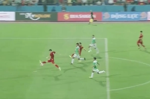 VIDEO: Tiến Linh đệm bóng hụt trước khung thành Indonesia