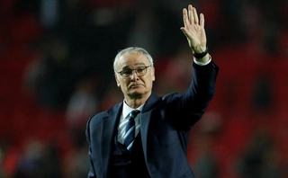 Video: HLV Ranieri rưng rưng khi được CĐV Roma và Leicester vỗ tay