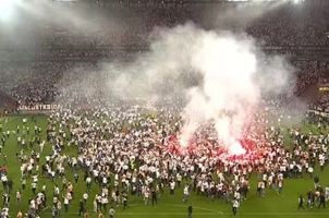 VIDEO: Hàng nghìn CĐV Frankfurt tràn xuống sân ăn mừng gây sốt