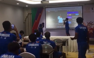 VIDEO: Cầu thủ U23 Campuchia hát Đừng quên tên anh gây sốt