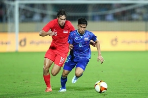 VIDEO: U23 Thái Lan nhận món quà từ trên trời rơi xuống trước Singapore