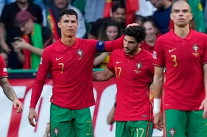 Hành động 10 điểm của Ronaldo với cậu bé nhặt bóng