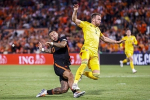 Cựu sao MU giúp Hà Lan thắng siêu kịch tính Wales