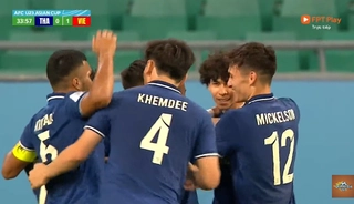 U23 Thái Lan có bàn thắng may mắn sau pha mắc lỗi của Văn Toản