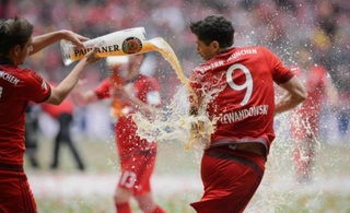 VIDEO: Rượu bia có thực sự gây hại cho cầu thủ bóng đá?