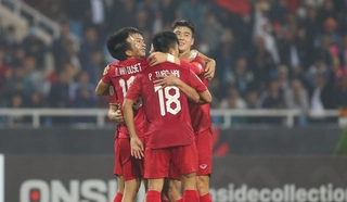 VIDEO: ĐT Việt Nam ăn nhẹ, lên đường ra sân bay ngay trong đêm