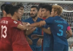 Theerathon Bunmathan dùng tiểu xảo khiến Quế Ngọc Hải dính thẻ