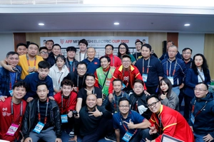 VIDEO: Thầy Park nghẹn ngào chào tạm biệt phóng viên Việt Nam 