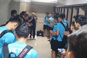 VIDEO: HLV Park Hang Seo nói lời chia tay xúc động với các học trò