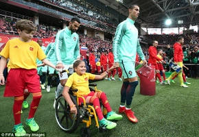 Câu chuyện về dàn mascot nhí song hành ra sân với các cầu thủ