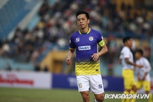 Thủ môn Hải Phòng bay người từ chối cú bắt vô lê đẳng cấp của Văn Quyết