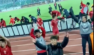 VIDEO: U20 Việt Nam vượt rào ăn mừng cùng NHM