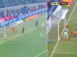 Pha bỏ lỡ không tưởng của Lautaro Martinez khiến Lionel Messi đứng hình