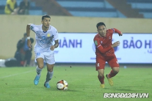 Hải Huy bỏ lỡ cơ hội ghi bàn khó tin trước khung thành Nam Định