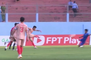 Xà ngang từ chối siêu phẩm sút xa của Phan Văn Đức