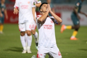 VIDEO: Bùi Tiến Dũng có màn ăn mừng xúc động tới người thân