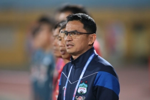 HLV Kiatisuk đứng hình trước pha bỏ lỡ khó tin của HAGL