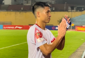 VIDEO: Bùi Tiến Dũng được CĐV Viettel động viên sau trận