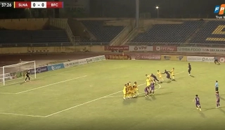 VIDEO: Tuyển thủ U20 Việt Nam lập siêu phẩm sút phạt vào lưới SLNA
