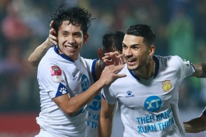 Hồng Duy được lực lượng an ninh “hộ tống” sau bàn thắng đầu tiên