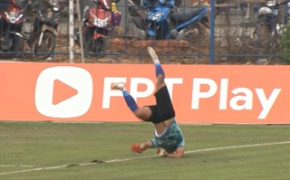 Vấp cỏ vì mặt sân quá xấu, thủ môn ở giải hạng Nhất suýt gặp nguy hiểm