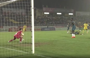 VIDEO: Thủ môn HAGL mắc lỗi, sao U22 ghi bàn cho SLNA 