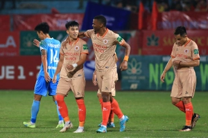 VIDEO: Tuyển thủ U22 Việt Nam sút xa đẹp mắt tung lưới Nam Định 