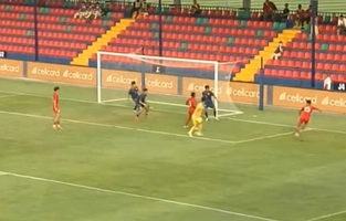 Thủ môn U22 Thái Lan mắc sai lầm, U22 Singapore bất ngờ có bàn thắng
