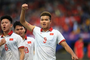 VIDEO: Văn Tùng xử lý lạnh lùng mở tỉ số cho U22 Việt Nam trước Singapore